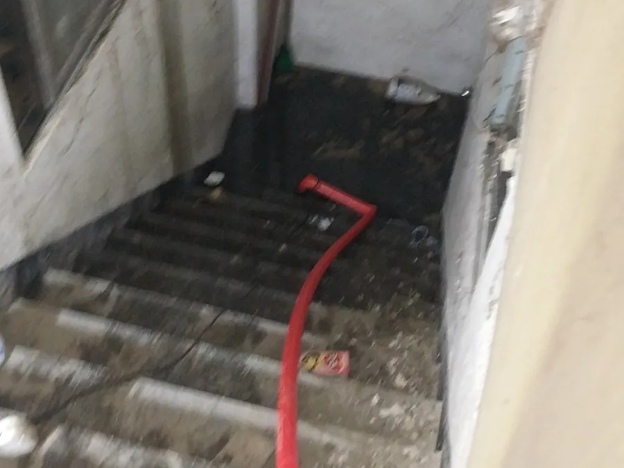 부개동 인근 상담 참고용 반지하 계단에 고인 역류수